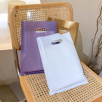 Sac de courses de luxe en plastique HDPE recyclable imprimé sérigraphié avec poignée longue, taille et couleur personnalisables pour la vente au détail de vêtements