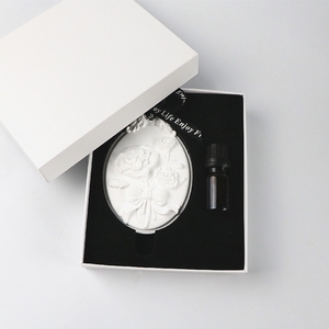 น้ำหอมปรับอากาศแบบแขวนสำหรับบ้าน กลิ่นหอมติดทนนาน รูปดอกไม้เซรามิก สำหรับรถยนต์ ตู้เสื้อผ้า  แผ่นหอมอโรมา น้ำมันหอมระเหยแบบก้านไม้หอม - Product Image 4