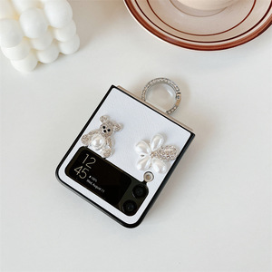 Coque de Téléphone Pliable Élégante en PC avec Boucle Strass Fleur Camélia Petit Ours pour Samsung Z Flip 5G/4G/6G - Product Image 5
