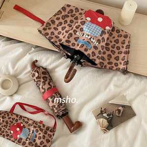 Parapluie pliant à 8 panneaux avec poignée en bois courbée à imprimé léopard et applique champignon rouge, idéal pour les femmes en voyage et la promotion de marques - Product Image 2