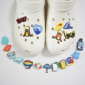 Bande dessinée été plage série bricolage matériaux faits à la main en caoutchouc souple chaussure fleur accessoires PVC perles boucle Silicone chaussure fleur - Product Image 1