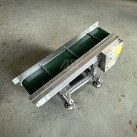 Convoyeur à bande inclinée AST pour table de travail, avec angle et hauteur réglables pour un flux de matériaux flexible entre les postes de travail