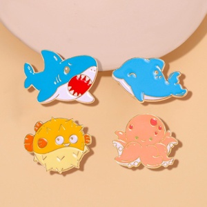 Broche Personalizado Criativo de Desenho Animado Fofo de Animais Marinhos: Tubarão, Golfinho, Polvo, Peixe-Balão - Emblema Decorativo para Roupas - Product Image 1