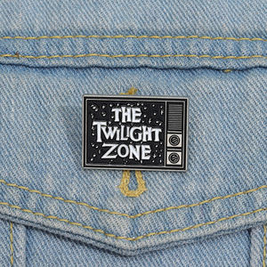 Dessin animé noir et blanc <span class=keywords><strong>TV</strong></span> la zone crépusculaire émail broche texte alliage sac à dos Badge vêtements accessoires cadeau bijoux - Product Image 3