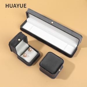 סט תכשיטים הכולל תליון, צמיד ושרשרת, באריזת קטיפה ירוקה יוקרתית בהתאמה אישית של Huayue - Product Image 6