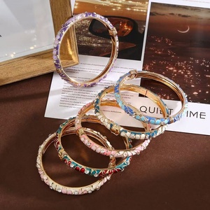 Bracelet jonc en alliage incrusté de diamants, motif floral émaillé color-block, chic, haut de gamme, tendance, polyvalent, bijou de main, vente en gros Yiwu - Product Image 2