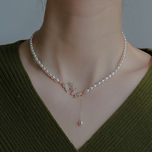 Collier de luxe rétro élégant pour femme Wenchi avec pendentif papillon et chaînes de perles d'eau douce naturelles – Sensation de niche chinoise - Product Image 3
