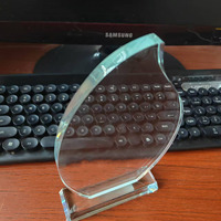 Pas cher En Gros Blanc Goutte D'eau Forme Flamme Verre Bouclier Plaques Personnalisé Personnalisé Crysta GlassTrophy award Pour Souvenir