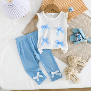 ชุดลำลองสองชิ้นสำหรับเด็กผู้หญิง เสื้อโบว์สวยหรูพร้อมแขนบาน จับคู่กับกางเกงเรียบง่าย ผลิตจากโรงงานโดยตรง มีหลายสี - Product Image 1