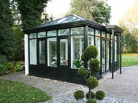 Extension de maison avec terrasse à toit en pente quatre saisons, véranda avec verre trempé et caractéristiques écologiques