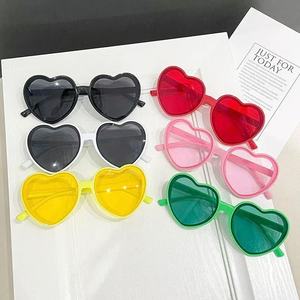 Nuevas Gafas de Sol con Forma de Corazón, Montura Completa de PC, Protección UV 100%, Espejo Decorativo, Primavera 2026 - Product Image 5