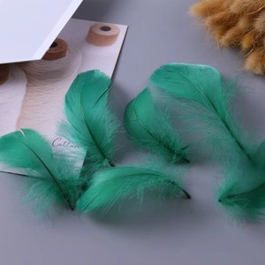 Vente en gros 100 pièces 6-12cm plumes d'aile de canard/oie blanches multicolores matériel de paon pour bricolage artisanat décorations de fête de mariage à <span class=keywords><strong>la</strong></span> maison - Product Image 3