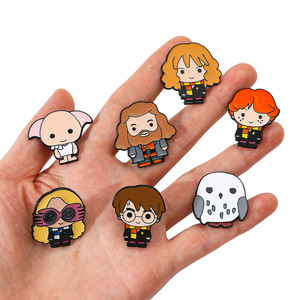 Spilla in smalto con personaggio dei cartoni animati Kawaii, stile distintivo della scuola di <span class=keywords><strong>magia</strong></span> di Harry Potter, ispirata a <span class=keywords><strong>film</strong></span> classici, per souvenir e regali - Product Image 3