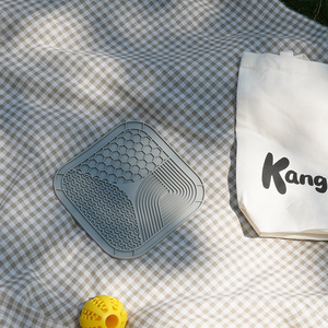 حصيرة لعق التغذية من السيليكون صديقة البيئة بشعار مخصص للكلاب والقطط وردي والأزرق والبني وسادة لعق رائحة قرص العسل منتجات الحيوانات الأليفة - Product Image 6