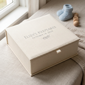 Scatola Porta <span class=keywords><strong>Ricordi</strong></span> per Neonati in Tessuto Personalizzato di Alta Qualità con Chiusura Magnetica per Elegante Presentazione Regalo e Conservazione Raffinata - Product Image 2