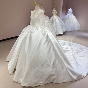 DW0189 Vestido de Novia Moderno con Cola de Capilla, Escote en V, Espalda con Cordones, Satén, con Flores y Cristales - Product Image 2