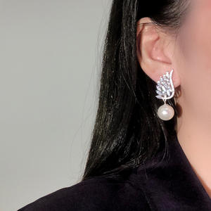 Orecchini Pendenti di Lusso a Forma di Ali in Argento 925 Placcato Rodio con Cristalli, Strass e Perle, Gioielli da Sposa per Donne - Product Image 6