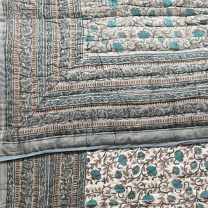 Un edredón Kantha de algodón puro hecho a mano con estampado Handblock de una calidad, edredón Kantha orgánico Reversible para invierno - Product Image 1
