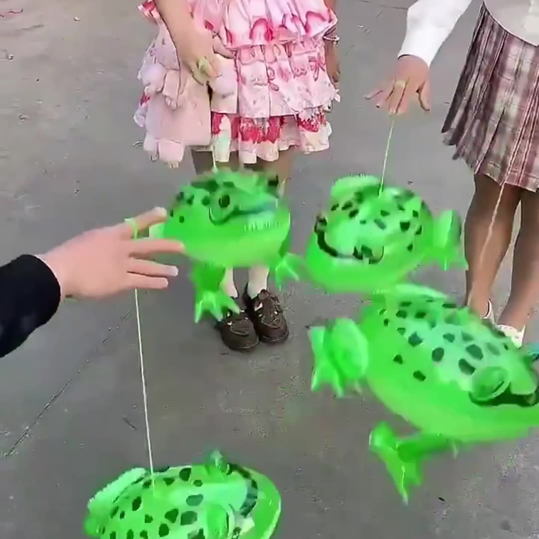 Эластичная игрушка-лягушка