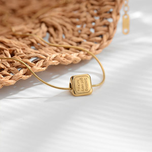 จี้สร้อยคอรูปสามเหลี่ยมกลับด้านลายยิ้ม ชุบทอง 18k ทำจากสแตนเลสสตีล 316L กันน้ำ สำหรับผู้หญิง - Product Image 4
