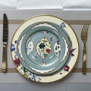 Nouvel ensemble de <span class=keywords><strong>vaisselle</strong></span> en céramique d'os de style céladon avec <span class=keywords><strong>vaisselle</strong></span> réutilisable sûre de restaurant de bord de vague d'or - Product Image 1