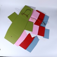 Boîte cadeau pliable de luxe personnalisée avec poignée en cuir, gaufrage et pelliculage mat pour cosmétiques et cadeaux d'anniversaire