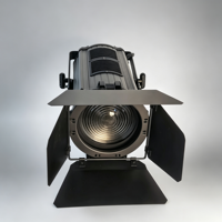 Projecteur LED Fresnel Bi-couleur 3200K/5600K à Zoom Motorisé DMX512 pour Studio, Théâtre et Scène avec Volets Coupe-Faisceau