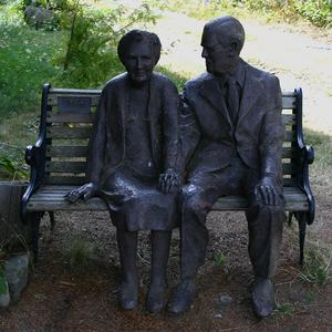 Figura cuadrada moderna para exteriores, estatua de bronce de amor para pareja, abuela y abuela, estatua de bronce <span class=keywords><strong>a</strong></span> la venta - Product Image 4