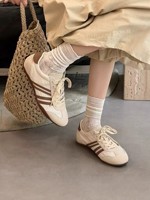Vente en gros de baskets rétro pour femmes avec logo personnalisé, lacets rouges, respirantes, chaussures plates pour la marche