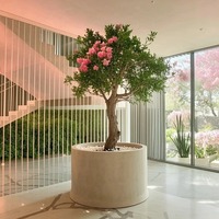 Projet d'aménagement paysager intérieur extérieur personnalisé, grand tronc, plantes artificielles, vieux pin, faux saule, faux érable