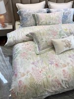 Parure de lit romantique et élégante quatre pièces, imprimé rose, housse de couette douce pour la peau en fibre Aineng et coton Sunshine, pliée, pour la maison et l'hôtel