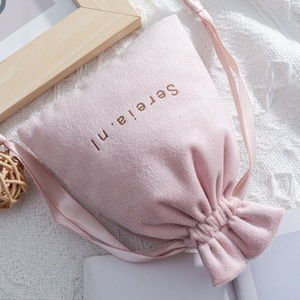 Petits sacs à cordon en velours <span class=keywords><strong>rose</strong></span> imprimés de logo personnalisé pour cadeaux pochette avec ruban pochette en velours pour <span class=keywords><strong>parfum</strong></span> - Product Image 4