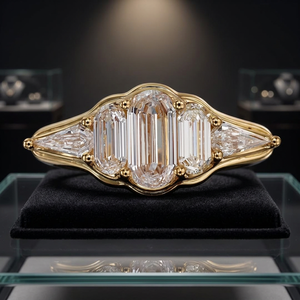 แหวนเพชรเลี้ยงในห้องปฏิบัติการทรงสามเม็ด ตัดแบบ Emerald Cut และ Trillion Cut แหวนหมั้นชุบทอง เครื่องประดับหรูหราสำหรับผู้หญิงสั่งทำพิเศษ - Product Image 1