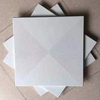 Panneaux de plafond carrés perforés en alliage d'aluminium, ignifuges et étanches, dalles de plafond pour les bâtiments commerciaux, centres commerciaux et hôtels
