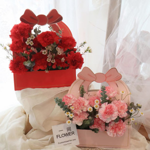Scatola Regalo per Fiori a Forma di Fiocco con Finestra Traforata in Cartone Avorio e Foglia d'Oro in Rilievo per Negozi di Fiori - Product Image 5