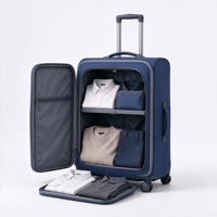 Valise à roulettes souple bleu marine avec deux poches frontales zippées, poignée télescopique et poignée latérale