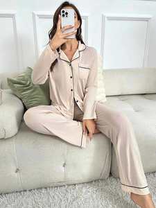 Ensemble de lingerie 2 pièces en satin de soie de luxe décontracté pour femme, pyjama tissé respirant printemps-été avec logo frontal - Product Image 3
