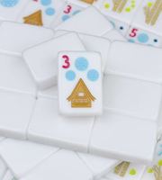 Jeu de Mahjong Américain de Luxe Moderne en Acrylique Blanc Pliable Automatiquement, Thème Hiver Ski, Tuiles de Mahjong Gravées pour le Divertissement
