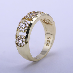 Anello da Donna Traforato con Pavé, Elegante Gioiello da Dito alla Moda - Product Image 3