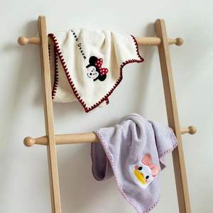 Juego de toallas de baño de terciopelo Coral al por mayor de fábrica, nuevo diseño de oso de fresa, técnicas tejidas absorbentes sin desprendimiento para regalo de recuerdo - Product Image 3