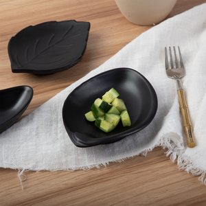 Vente en gros Prix d'usine Assiettes incassables à sauce mélamine irrégulière à la feuille noire mate <span class=keywords><strong>pour</strong></span> restaurant Maison Hôtel <span class=keywords><strong>Sushi</strong></span> - Product Image 1