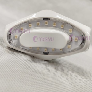 Mini Appareil Repulpant pour les Lèvres en Silicone avec Thérapie LED Rechargeable pour Réduire les Rides des Lèvres et un Effet Jeunesse - Product Image 6