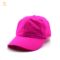Casquette de sport imperméable à 6 panneaux non structurée en nylon uni de couleur rose fluo en gros