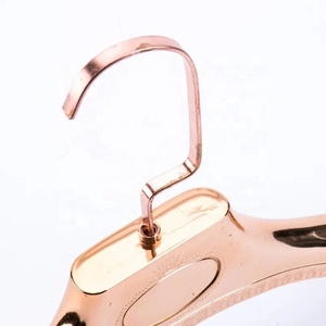 Cintres de vêtements en plastique à épaule <span class=keywords><strong>large</strong></span> de luxe personnalisés cintres de costume pour hommes pour magasin de vêtements - Product Image 5