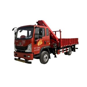 Camion grue d'ingénierie Sinotruk Howman, empattement 3900 mm, équipé d'une grue à bras pliant à 5 sections Hongchang Tianma de 6,3 tonnes - Product Image 1