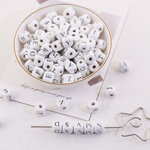 Perles carrées en bois blanc de 10 mm, perles en vrac avec lettres anglaises pour la fabrication de bracelets, matériel et accessoires de bijouterie DIY - Product Image 5
