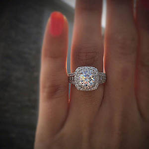 Q015 Anello di Fidanzamento da Donna con Diamante Naturale Taglio Brillante Classico e Montatura Halo - Product Image 1