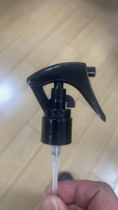 Mini Pulverizador de Gatillo Negro de Plástico Suave Antiderrames 24/410 (24 mm) para Productos de Limpieza Cosmética - Product Image 3