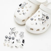 Accessoires de bijouterie en résine en forme de cœur, motif ours fleuri, série Argent, petit style spirale, breloques pour sabots, décorations de chaussures style Croc