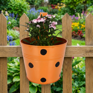 Pot de fleurs suspendu en métal orange avec points noirs pour plantes de jardin - Product Image 4
